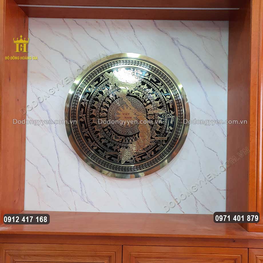 Chữ "Việt Nam" được l&agrave;m nổi bật m&agrave;u đỏ ở trung t&acirc;m mặt trống